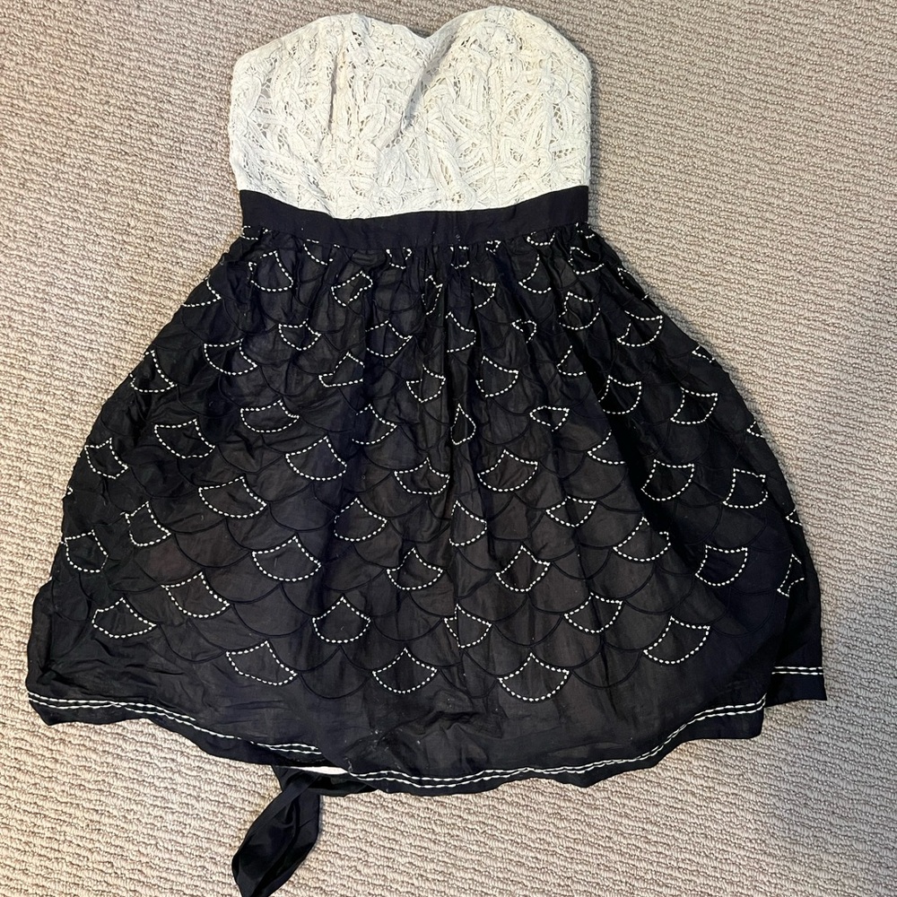 Anthropologie Meadow Rue Battenberg Lace
Bodice Tulle Skirt Strapless Dress